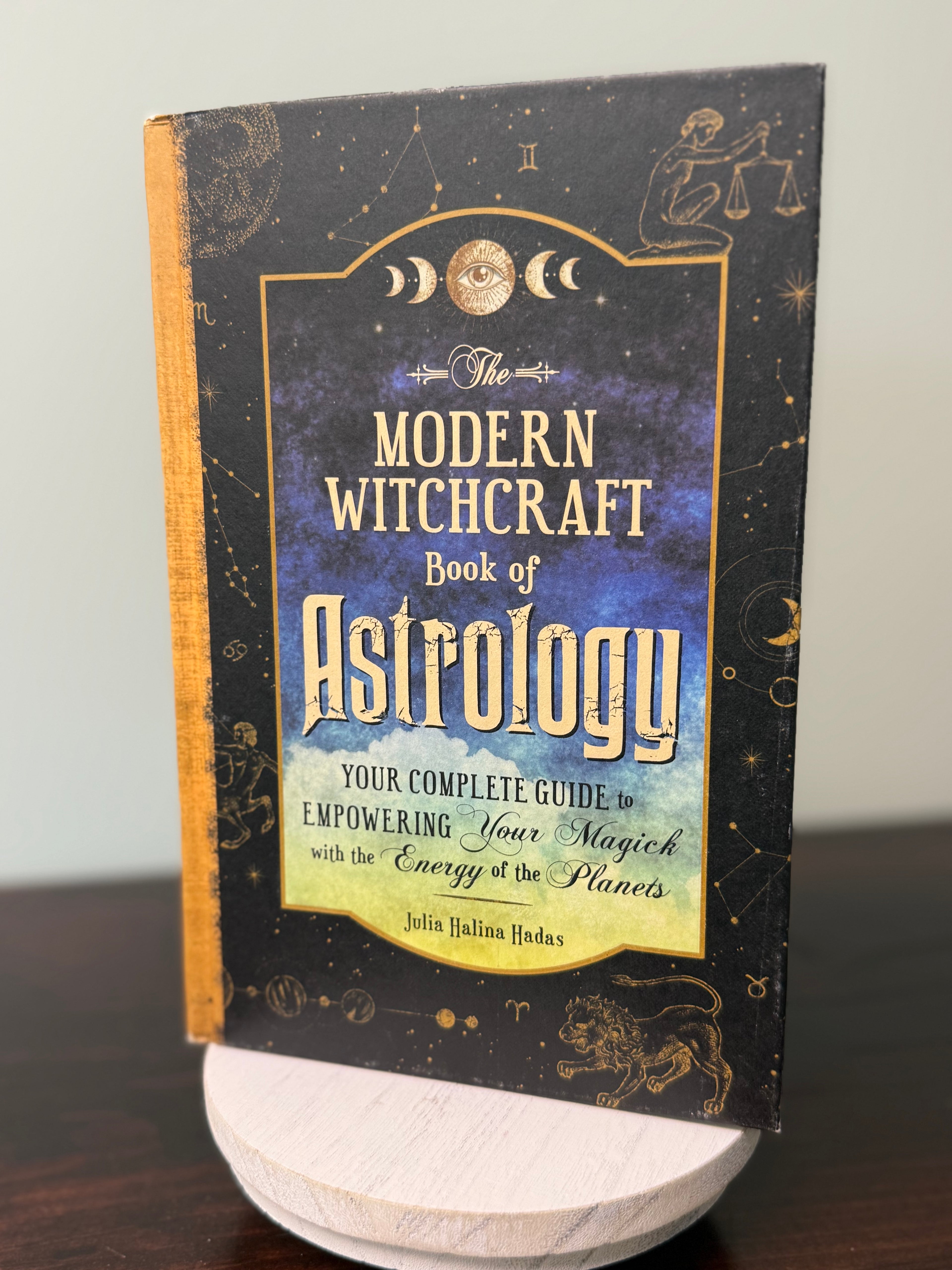 The Modern Witchcraft Book of Astrology - Julia Halina Hadas